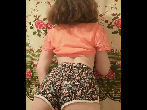 ❤️ 性感的年轻宝贝在镜头前脱下她的短裤 at porn zh-cn.ixiporn.ru